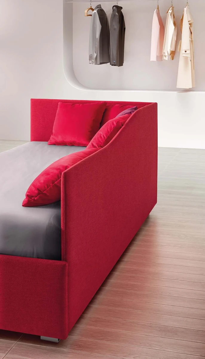 Solanum — Single corner daybed with a wave-shaped backrest.