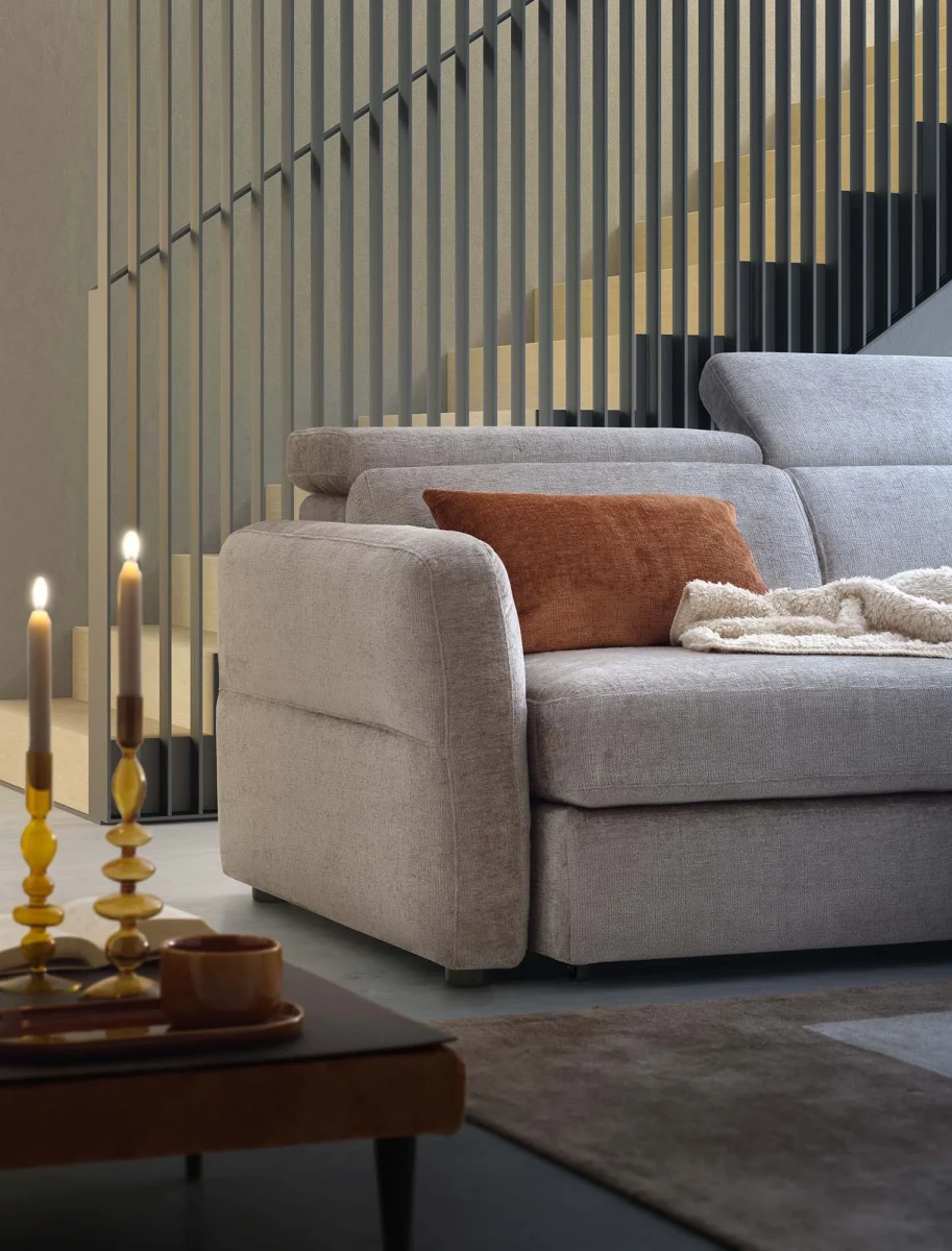 Hill double — Classic-design sofa with extendable seats, adjustable headrests, and customizable armrests.