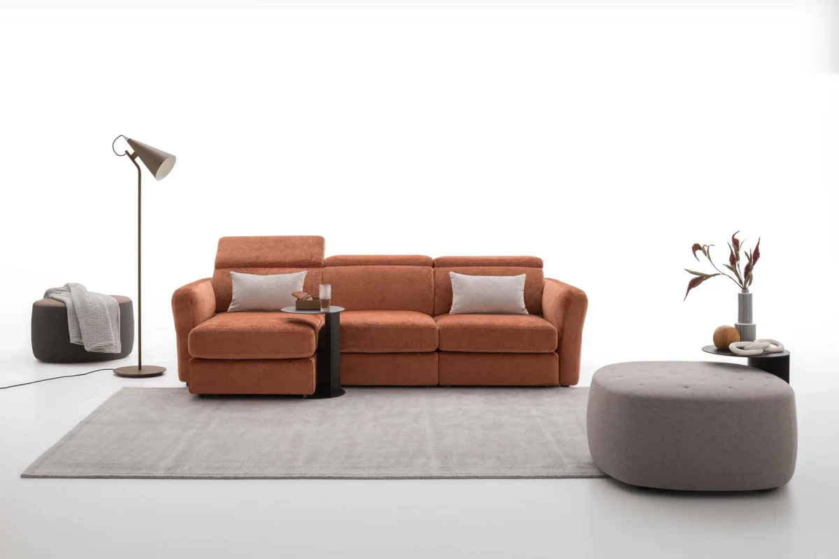 Hill double — Classic-design sofa with extendable seats, adjustable headrests, and customizable armrests.