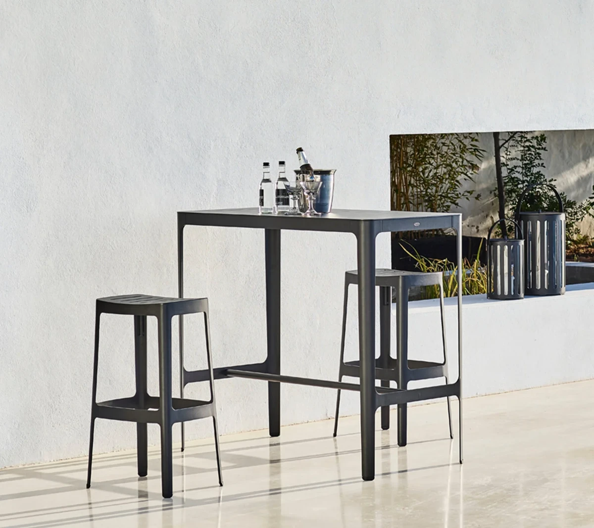 Cut bar chair, stackable