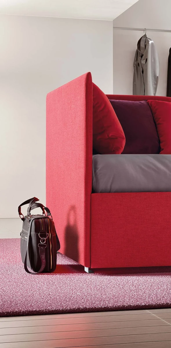 Solanum — Single corner daybed with a wave-shaped backrest.