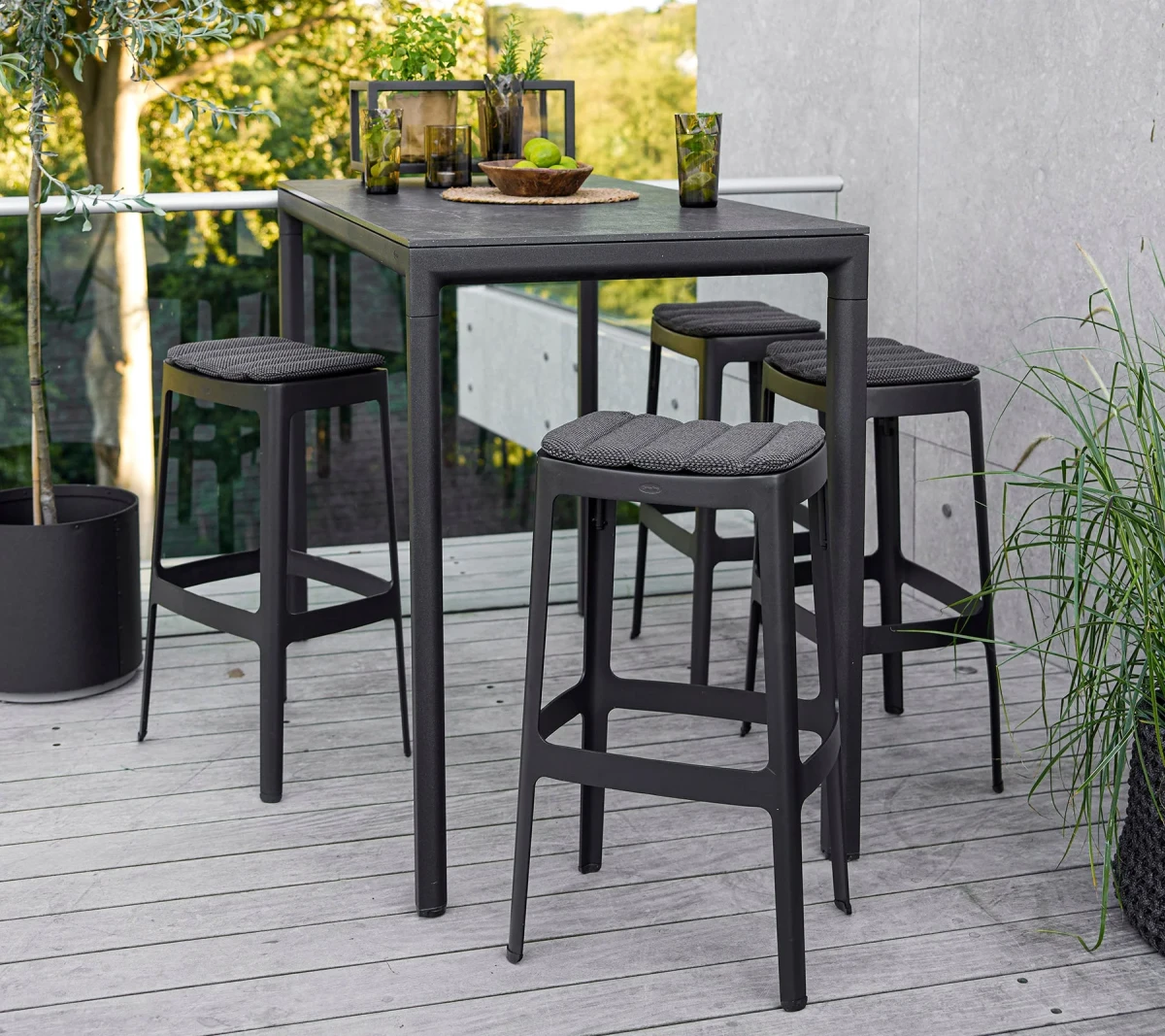 Cut bar chair, stackable