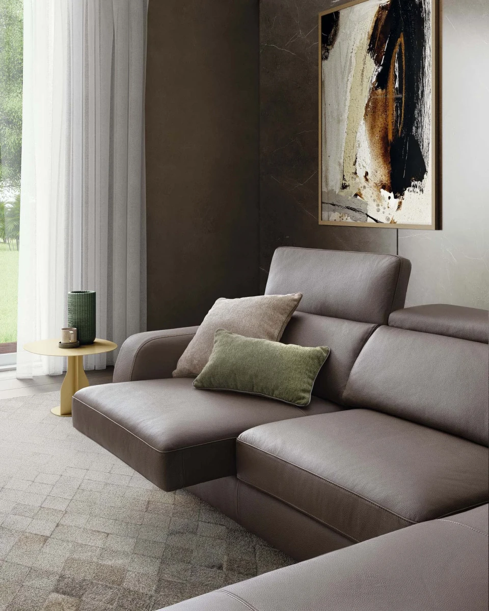 Graffiti — Elegant sofa with extendable seats, adjustable headrests, and visible stitching.