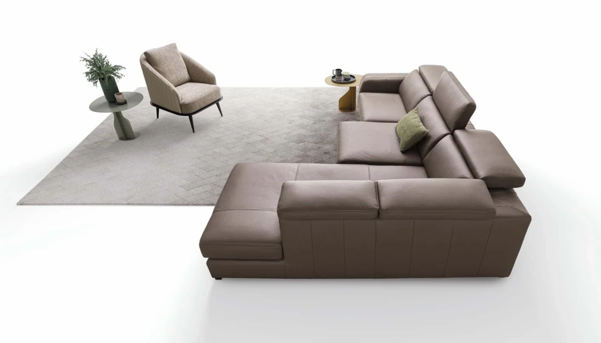 Graffiti — Elegant sofa with extendable seats, adjustable headrests, and visible stitching.