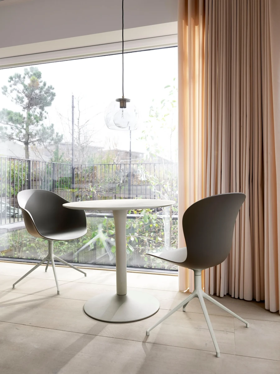 Adelaide dining chair with swivel function