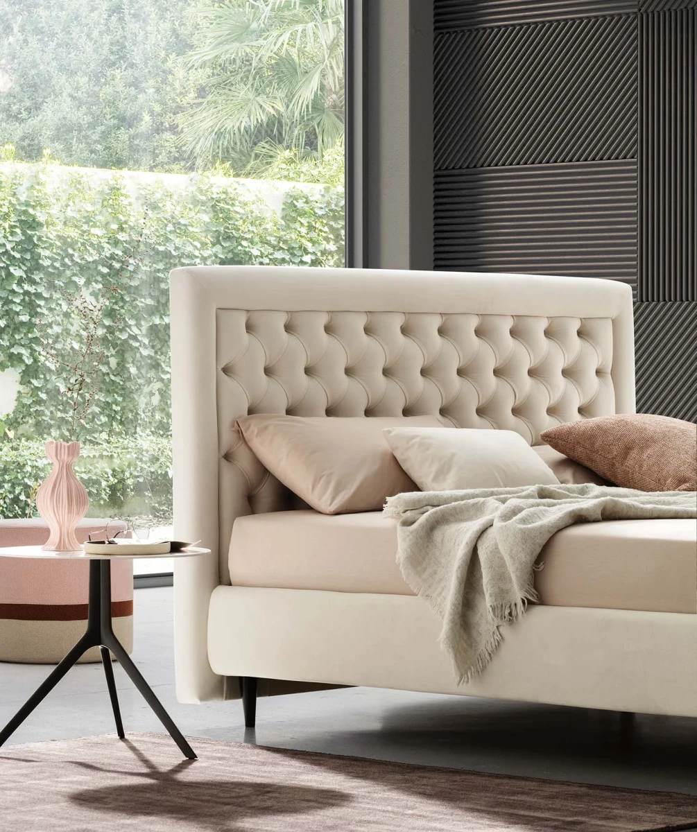 Monet — Classic-style bed with a squared tufted headboard.