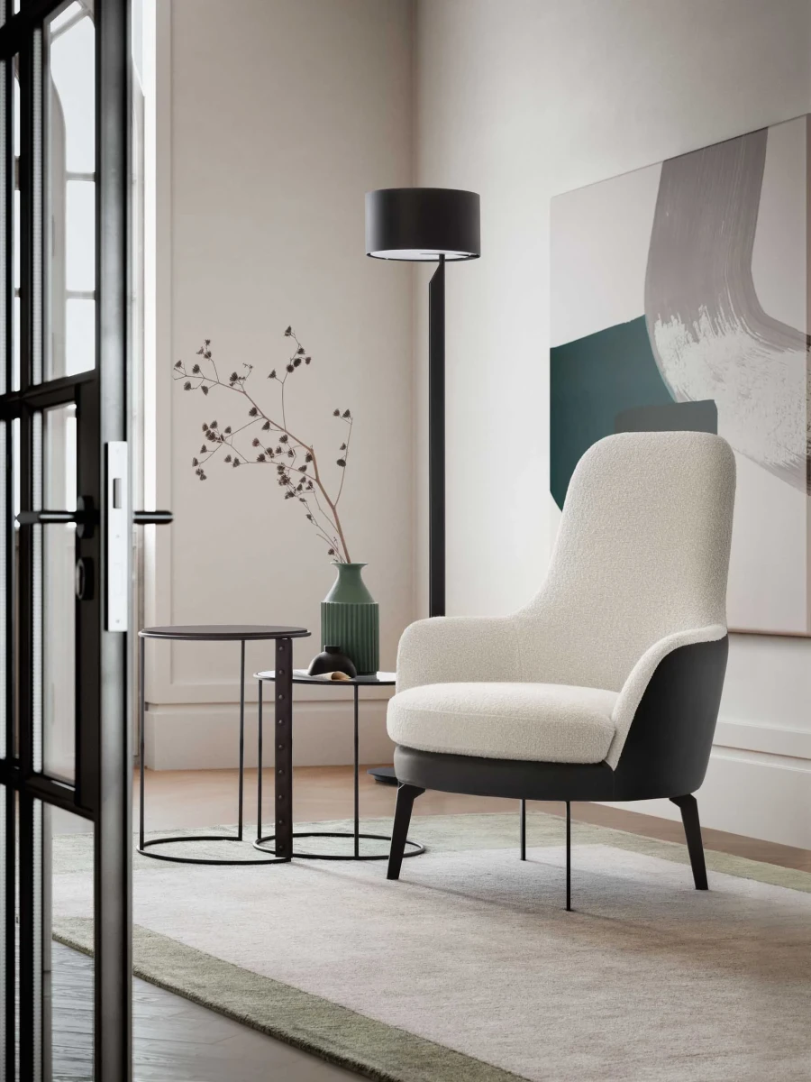 Queen — Fixed or swivel armchair with a high, comfortable backrest. Option for bicolor upholstery and customizable legs.