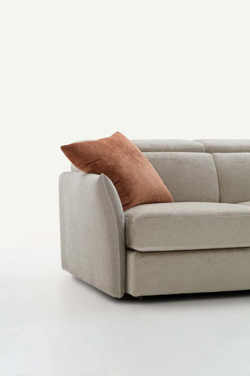 Hill double — Classic-design sofa with extendable seats, adjustable headrests, and customizable armrests.