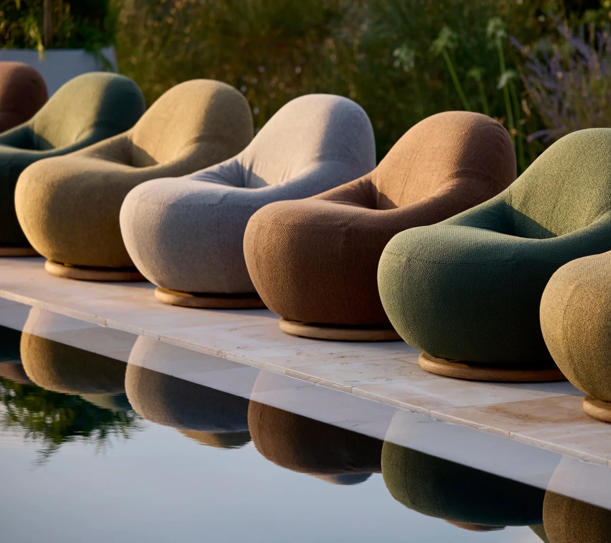 Gem lounge chair w/teak swivel