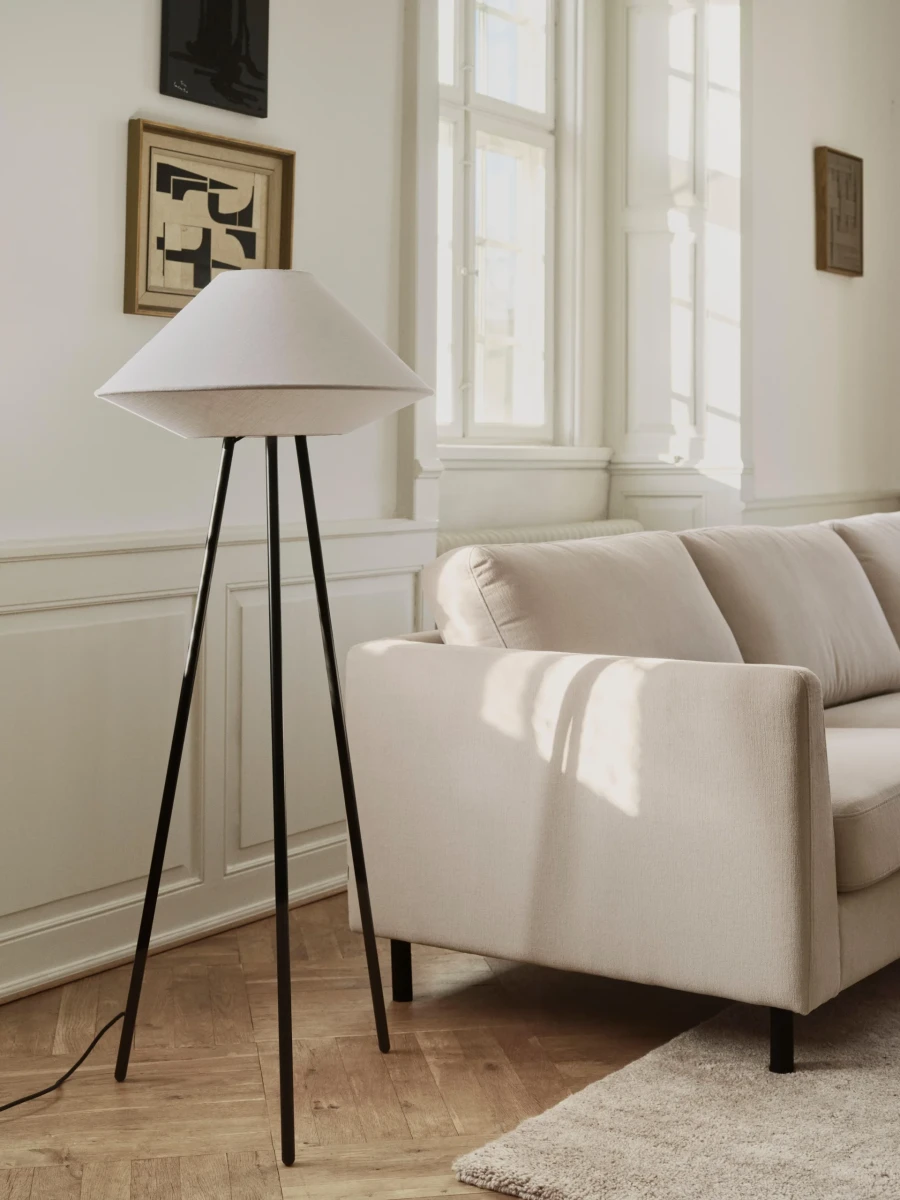 Kaku grīdas lampa