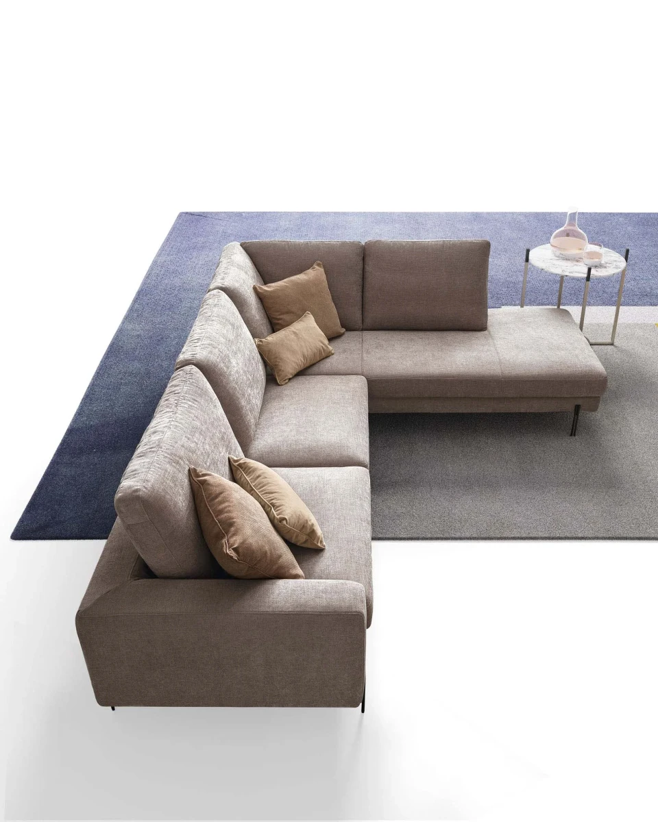 Voyage — Modern sofa with a continuous structure.