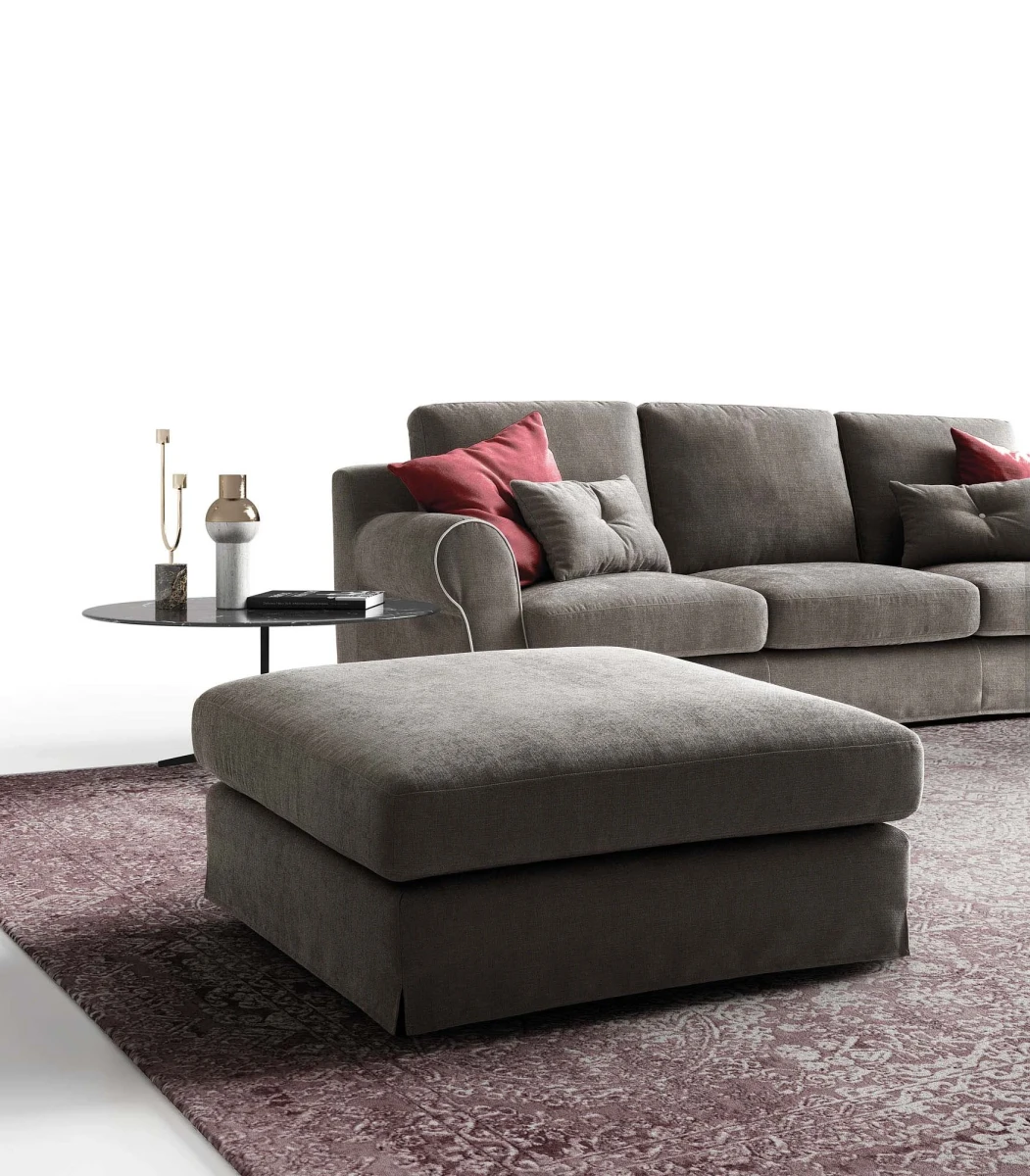 Abby — Sofa with a traditional and classic appearance.