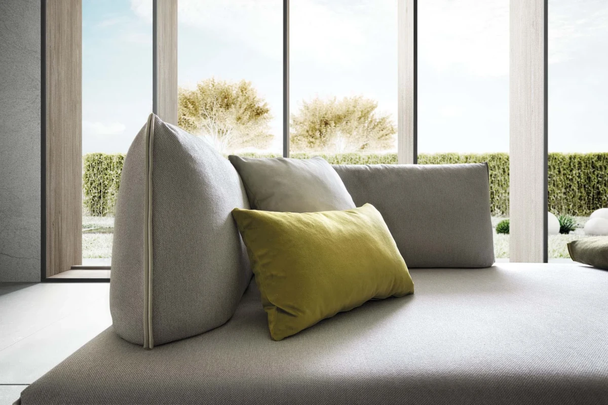 Bacio Light — Space-saving modular sofa with a compact design and movable backrests – also available in leather.