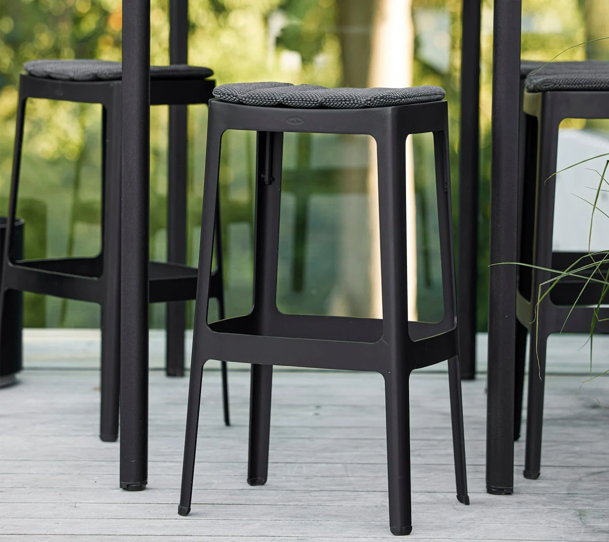 Cut bar chair, stackable