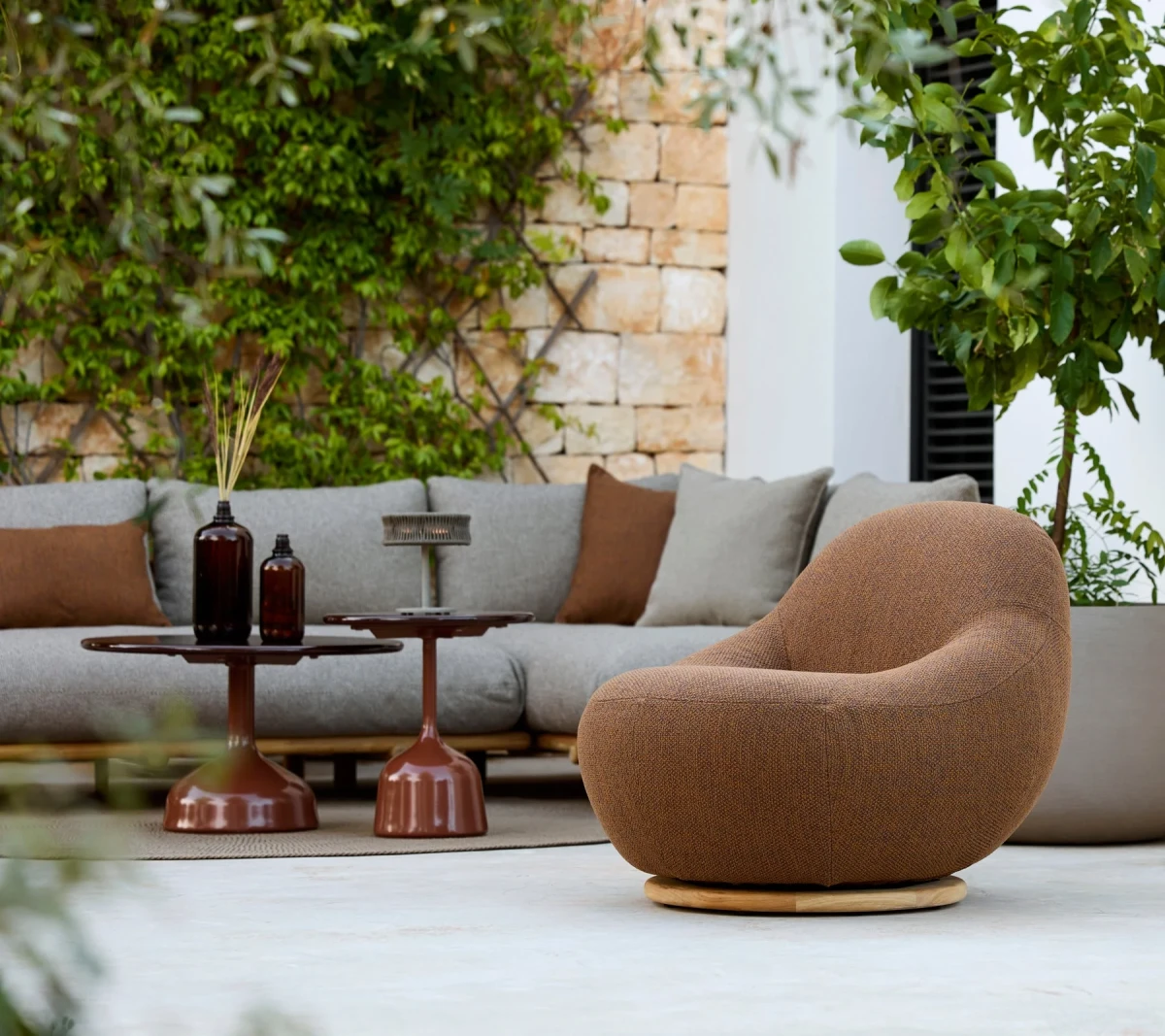 Gem lounge chair w/teak swivel