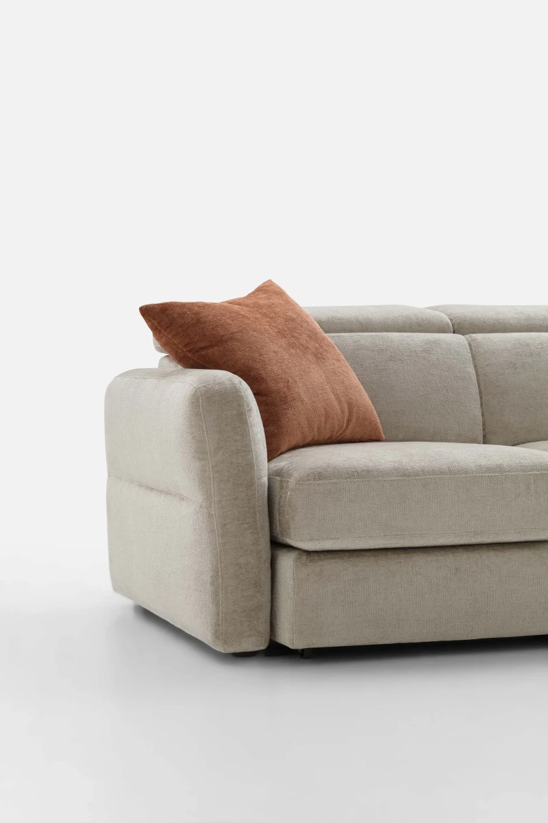 Hill double — Classic-design sofa with extendable seats, adjustable headrests, and customizable armrests.