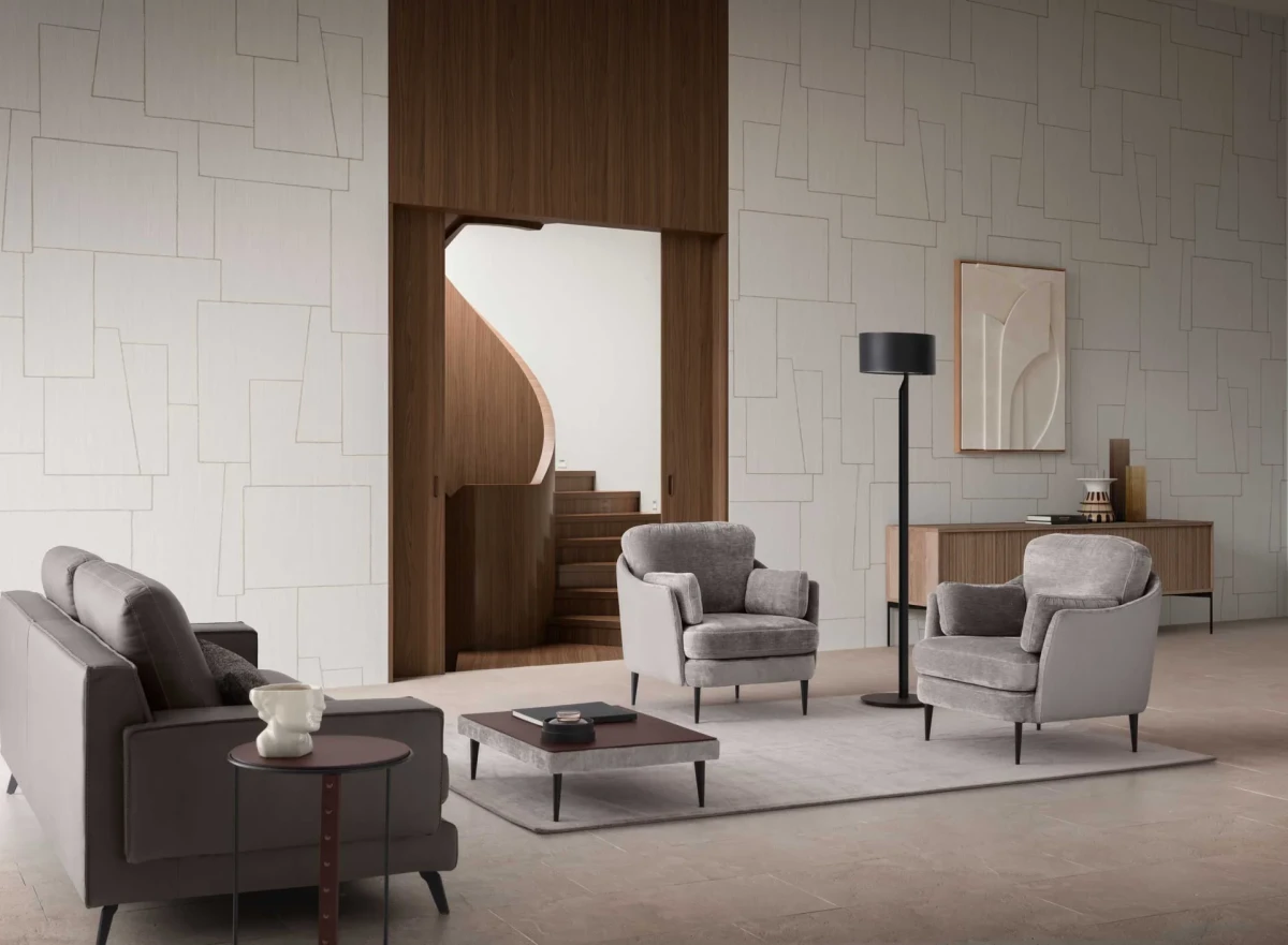 Galen — Comfortable armchair with a classic design and soft, upholstered seat and backrest complemented by plush arm cushions.