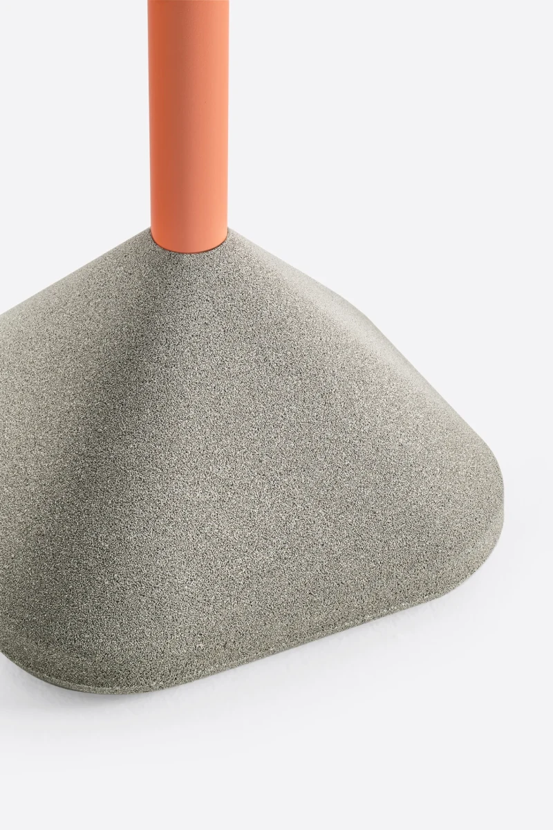 Concrete žurnālgaldiņš