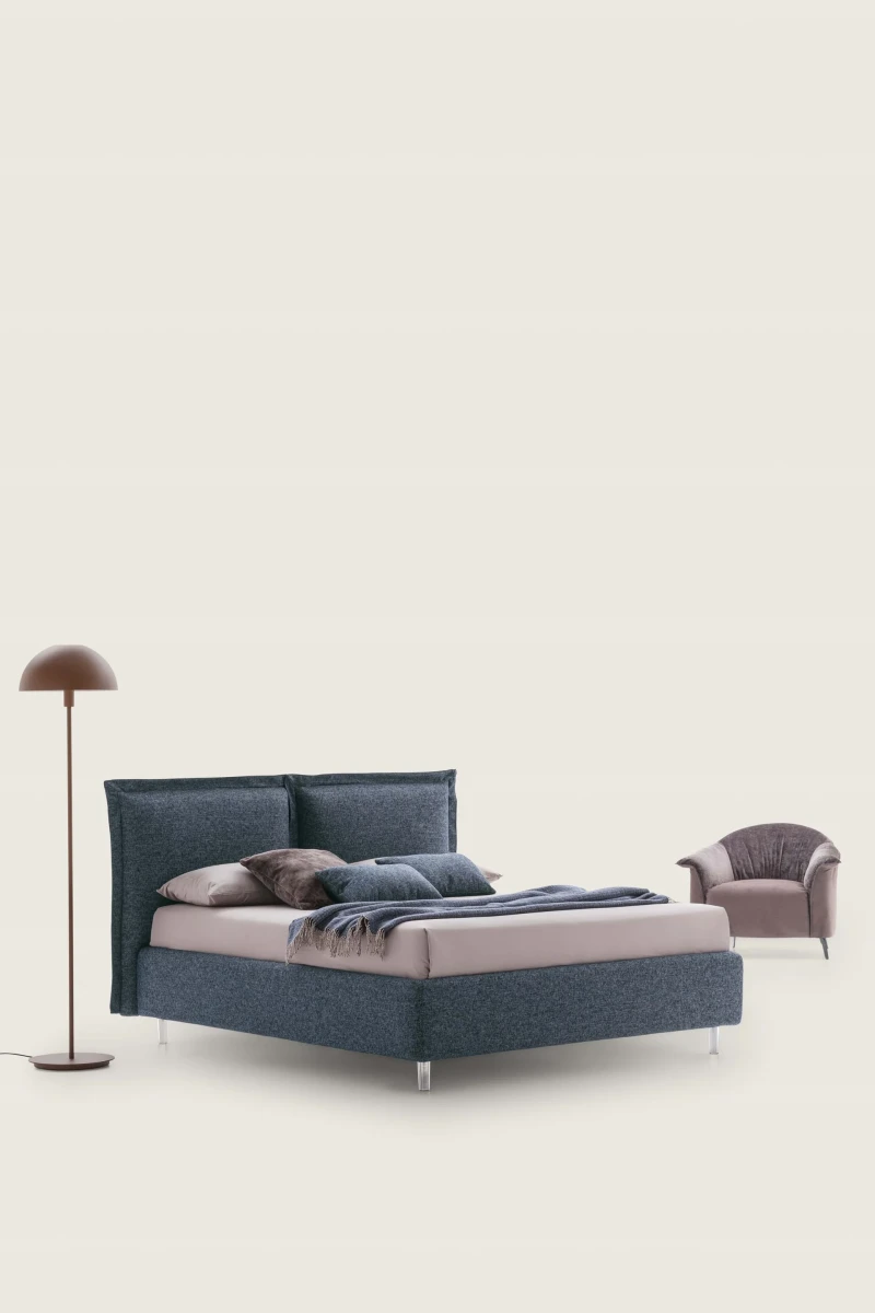 Catlin — Bed with a headboard composed of padded cushions with wide borders.