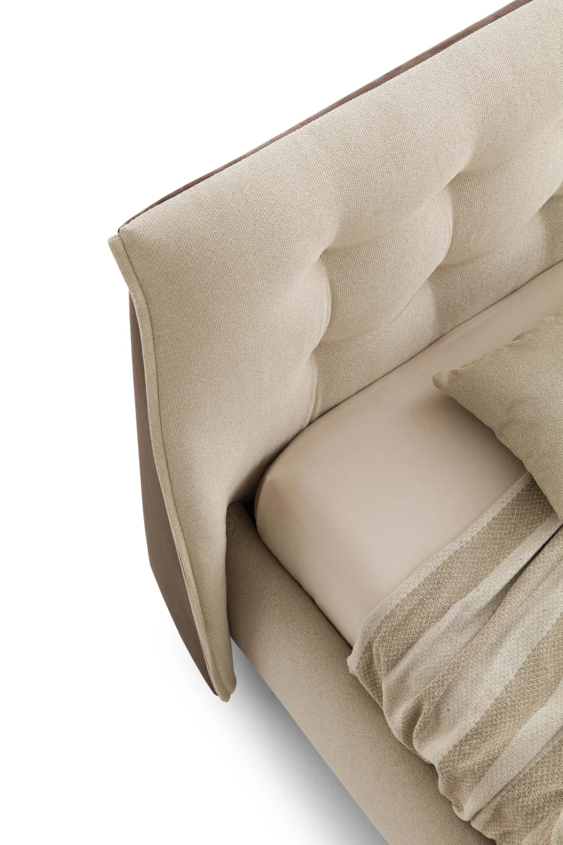 Guscio — Bed with a tufted headboard in a classic capitonne style.