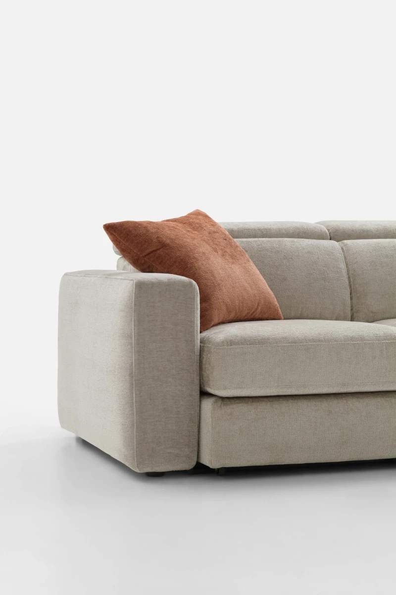 Hill double — Classic-design sofa with extendable seats, adjustable headrests, and customizable armrests.