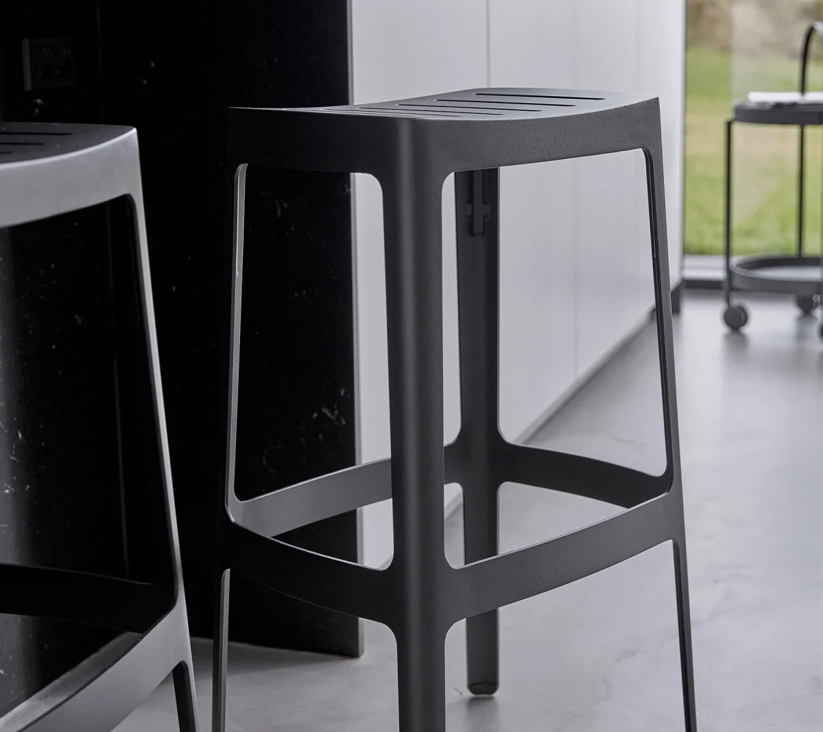 Cut bar chair, stackable