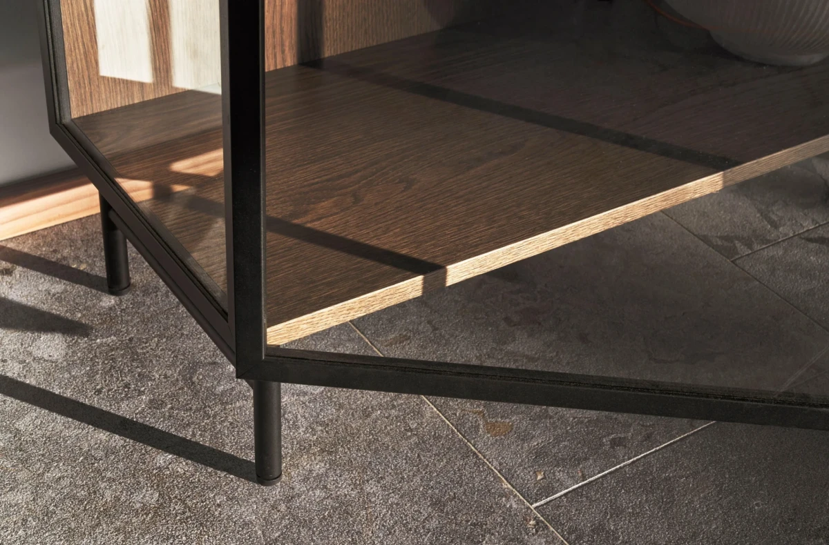 Lund glass cabinet