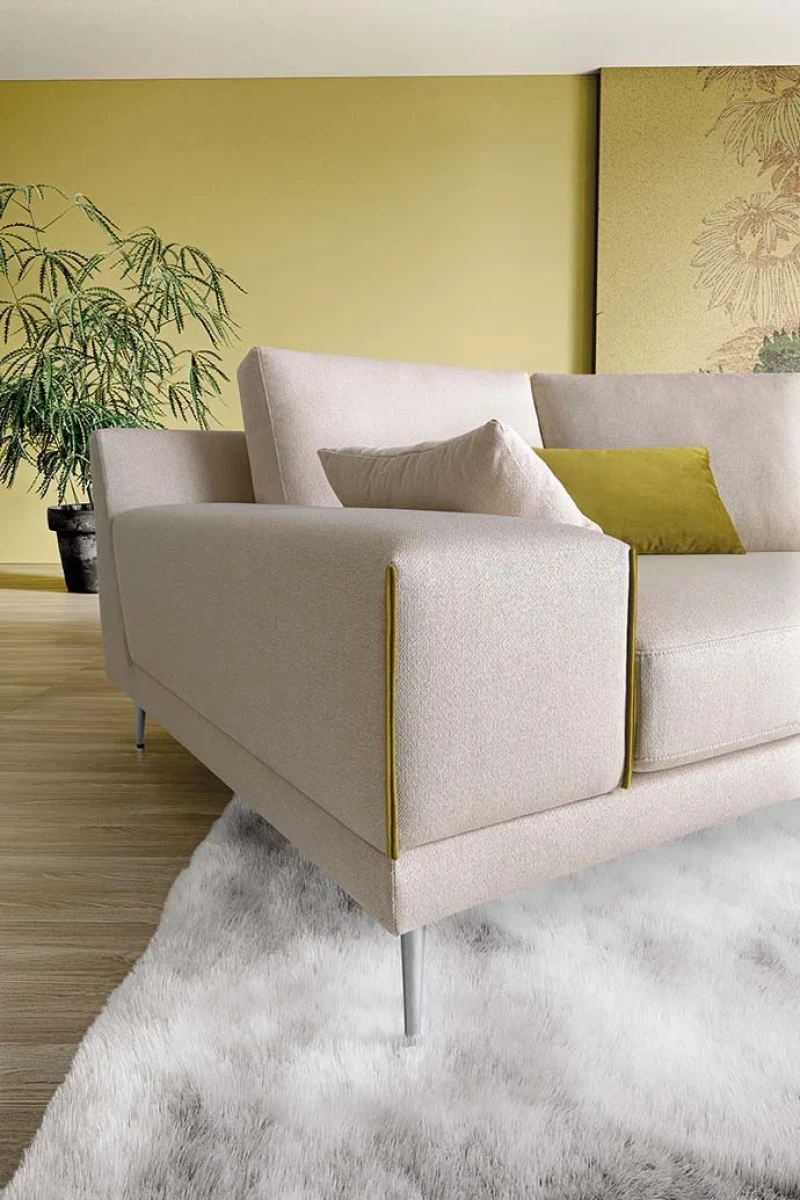 Pontia — Modern sofa with squared armrests, varying backrest heights, and customizable borders.