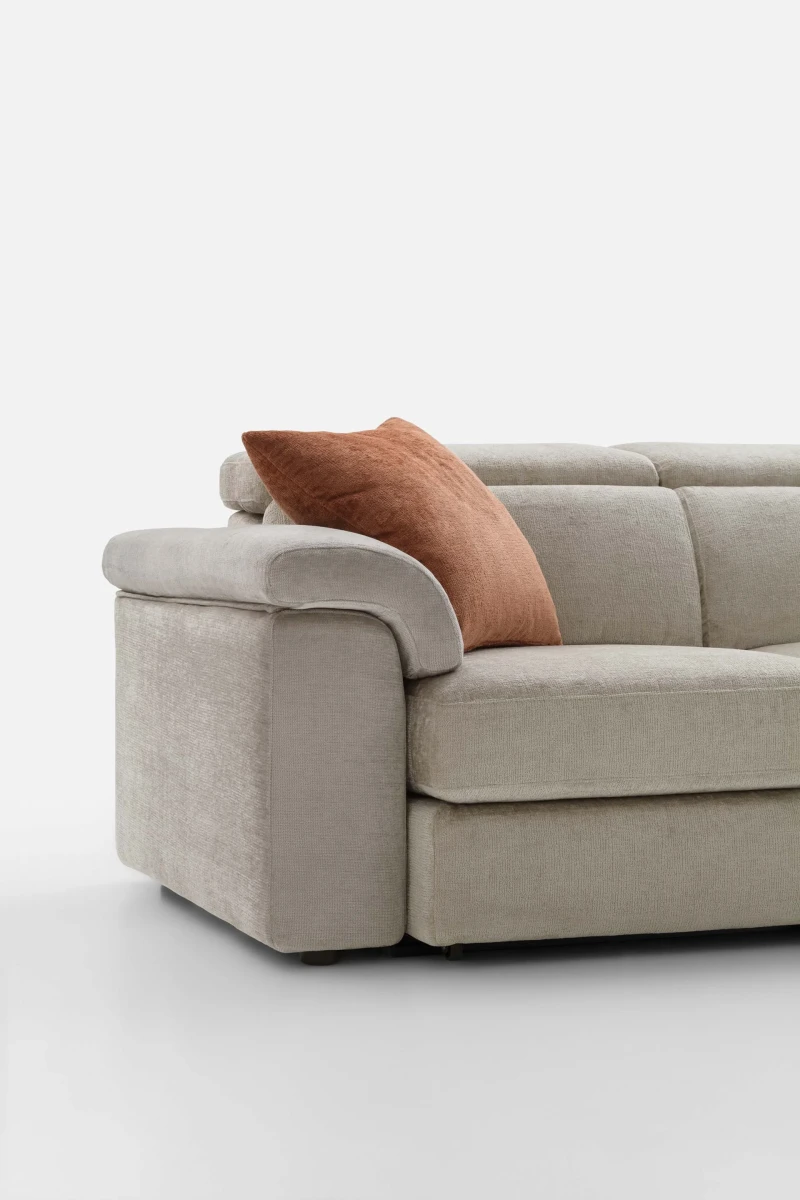 Hill double — Classic-design sofa with extendable seats, adjustable headrests, and customizable armrests.