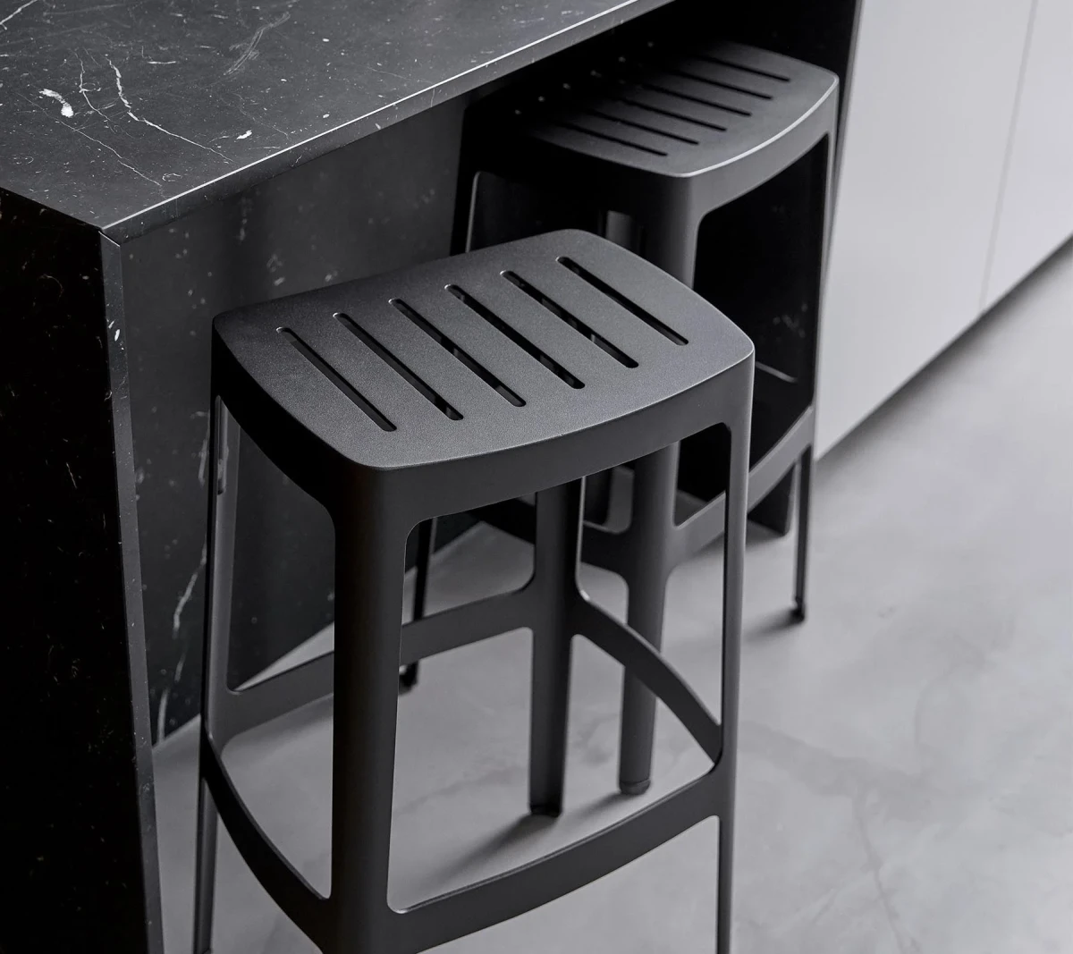 Cut bar chair, stackable