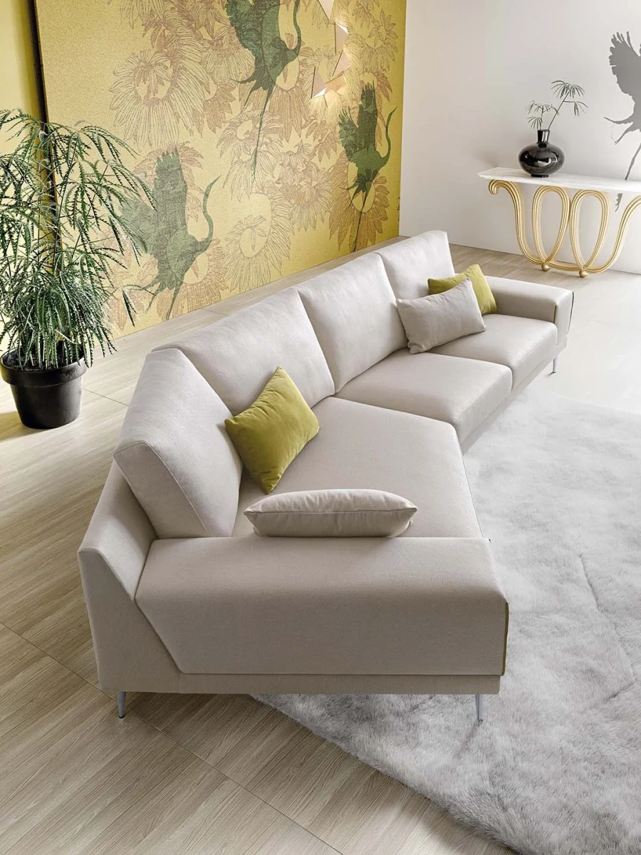 Pontia — Modern sofa with squared armrests, varying backrest heights, and customizable borders.