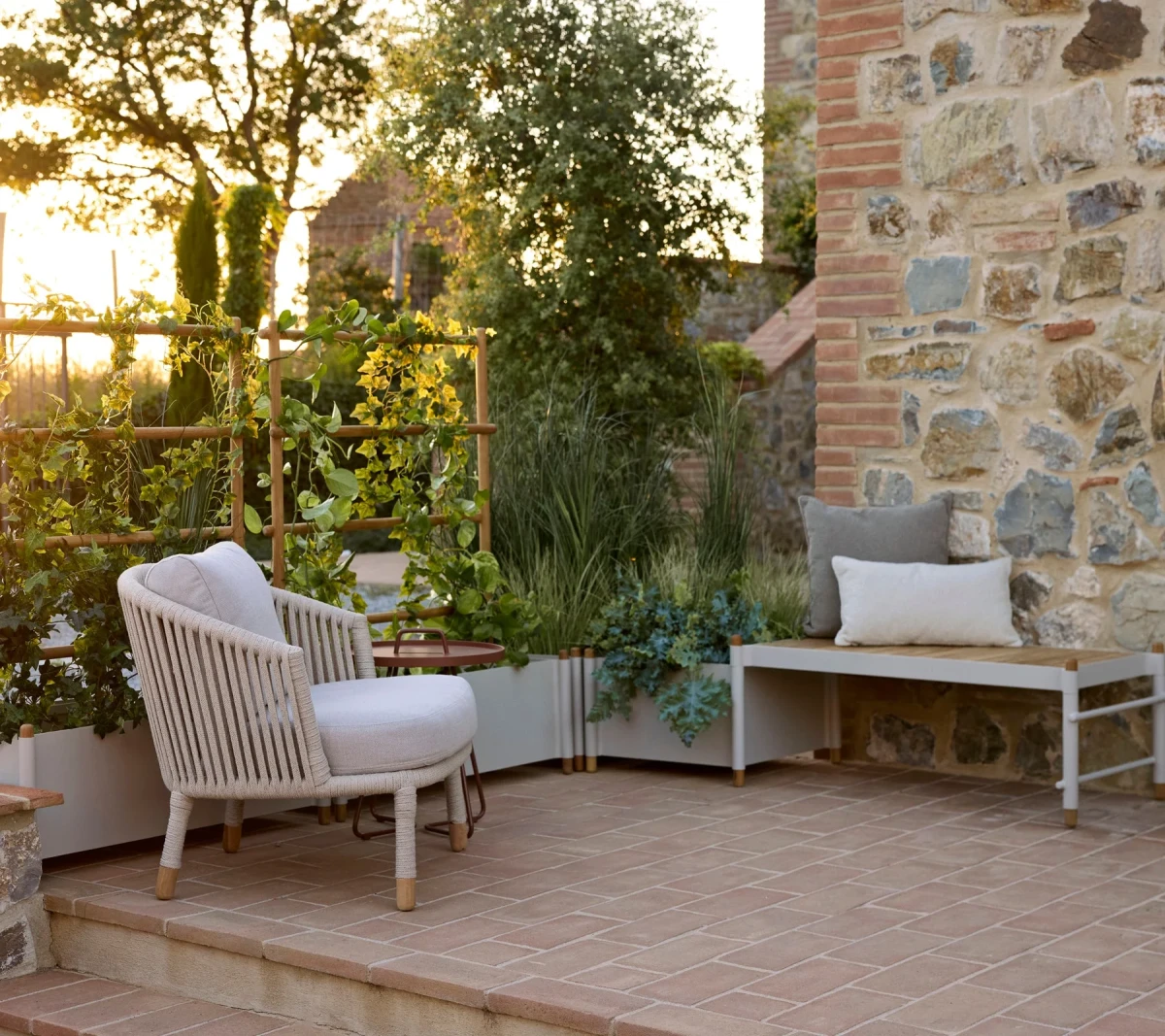 Sticks planter w/bench