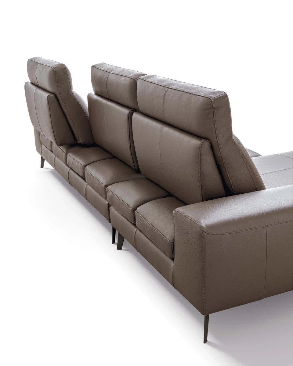 Emmet — Sofa with sliding backrests.