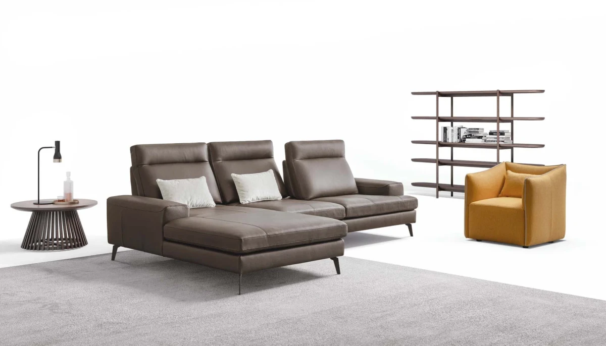 Emmet — Sofa with sliding backrests.
