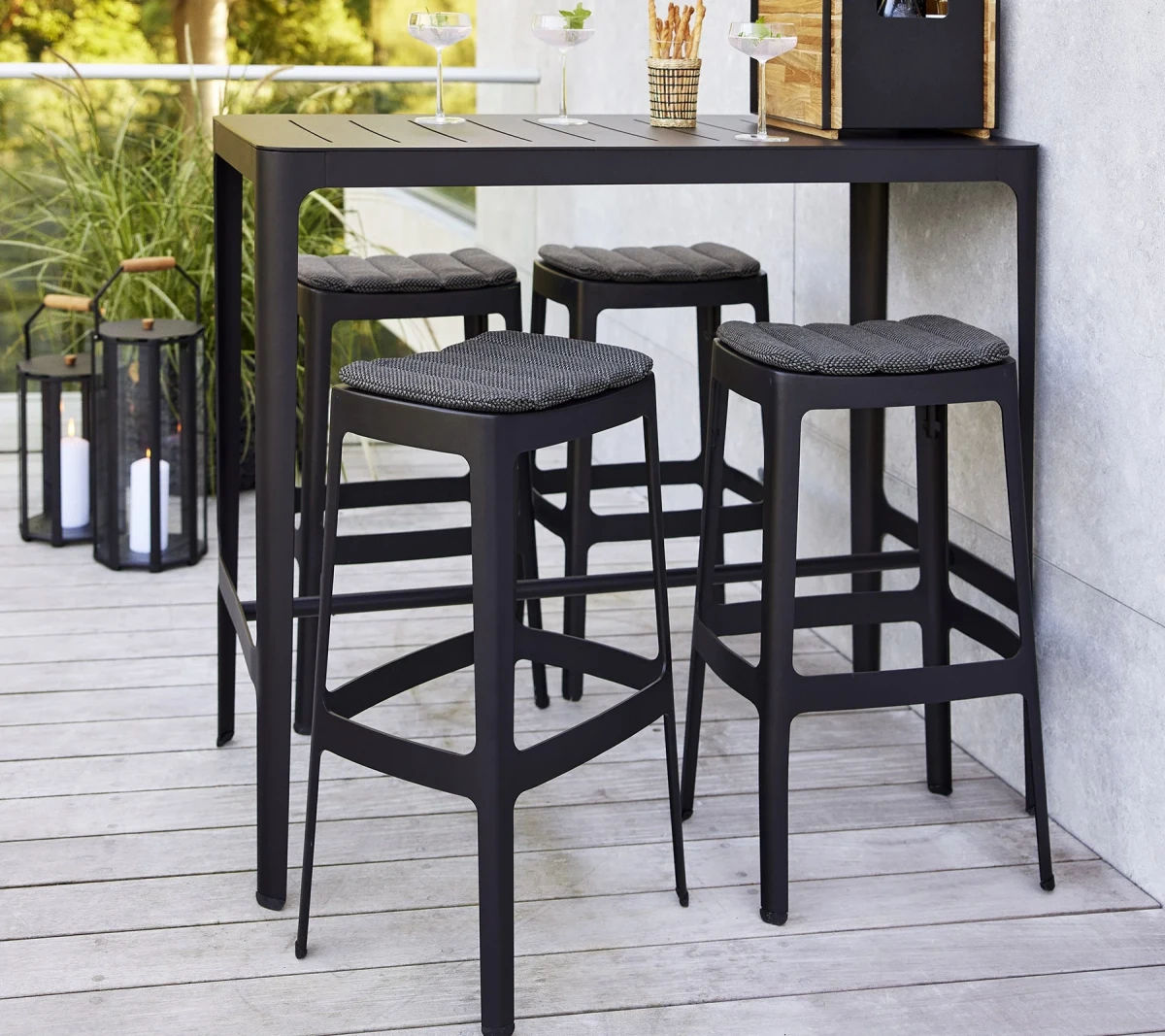 Cut bar chair, stackable