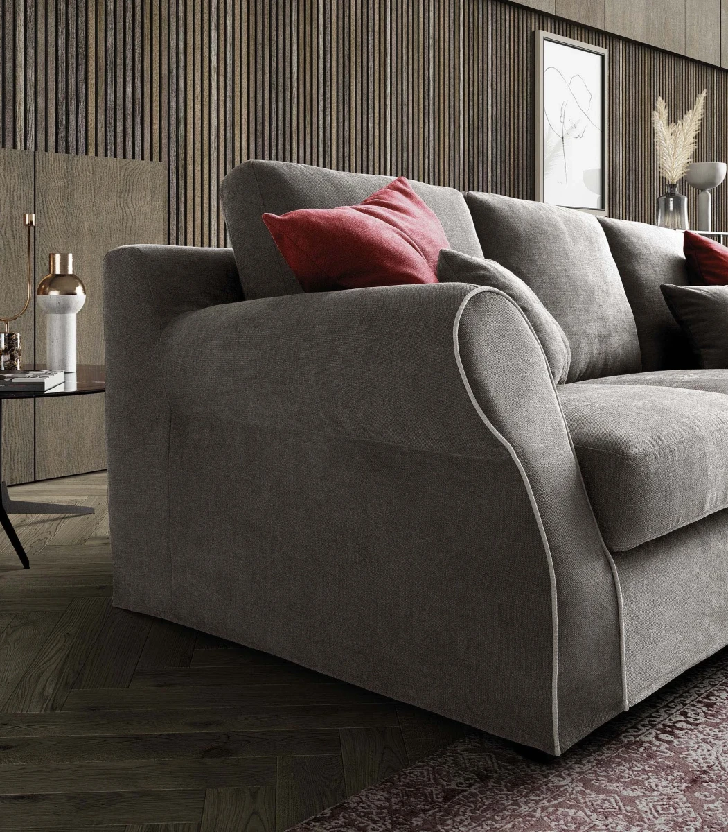 Abby — Sofa with a traditional and classic appearance.