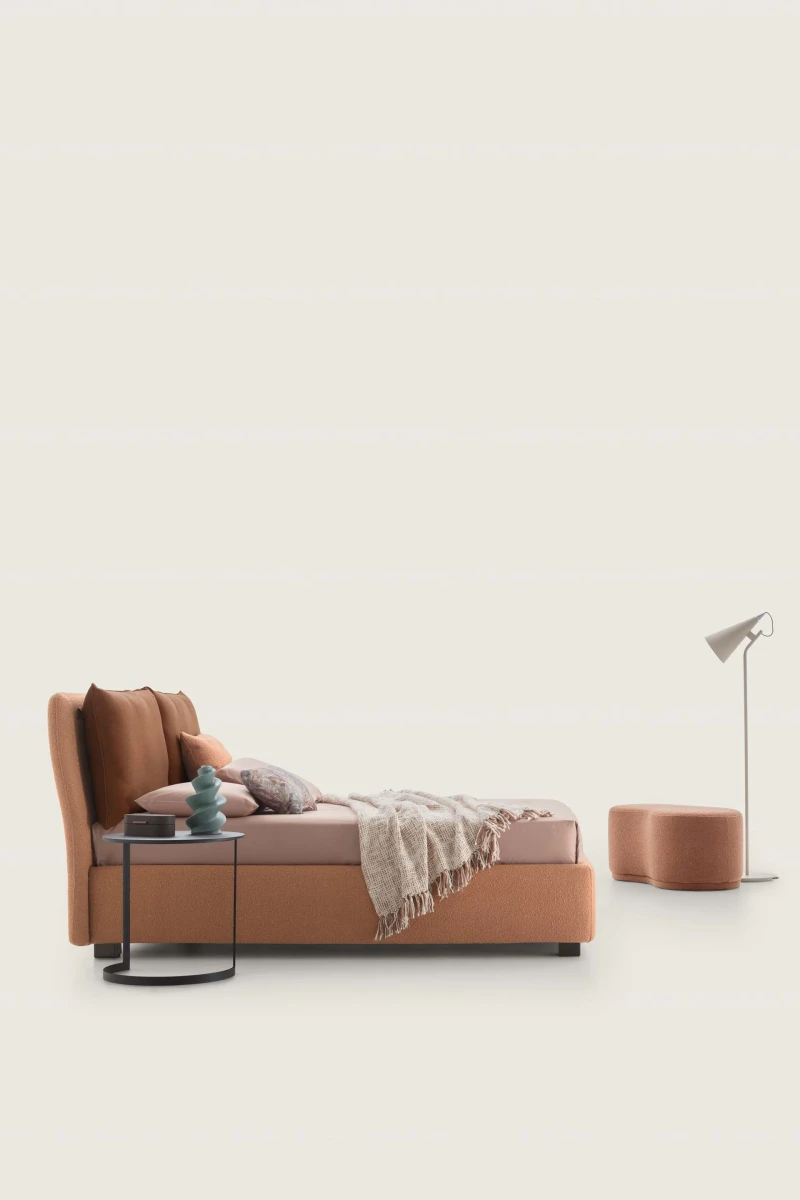 Fris — Bed with large cushions leaning against the headboard for optimal comfort.