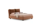 Fris — Bed with large cushions leaning against the headboard for optimal comfort.