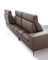 Emmet — Sofa with sliding backrests.