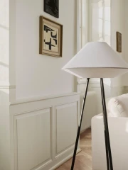 Kaku grīdas lampa