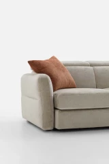 Hill double — Classic-design sofa with extendable seats, adjustable headrests, and customizable armrests.