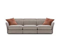 Hill double — Classic-design sofa with extendable seats, adjustable headrests, and customizable armrests.
