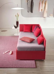 Solanum — Single corner daybed with a wave-shaped backrest.