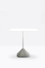 Concrete žurnālgaldiņš