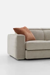 Hill double — Classic-design sofa with extendable seats, adjustable headrests, and customizable armrests.