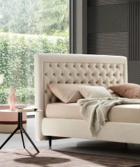 Monet — Classic-style bed with a squared tufted headboard.