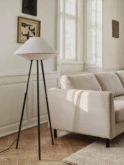 Kaku grīdas lampa