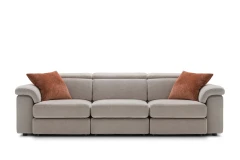 Hill double — Classic-design sofa with extendable seats, adjustable headrests, and customizable armrests.