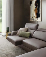 Graffiti — Elegant sofa with extendable seats, adjustable headrests, and visible stitching.