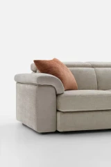Hill double — Classic-design sofa with extendable seats, adjustable headrests, and customizable armrests.